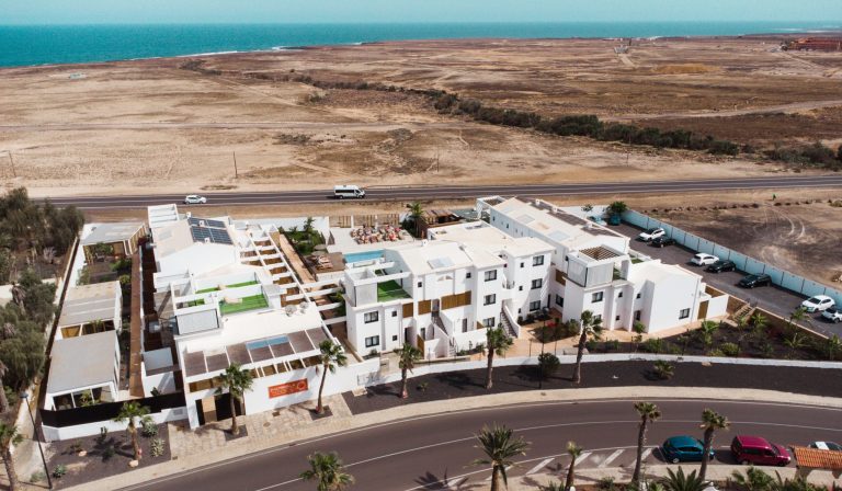 Vista aérea de Shambhala Fuerteventura en Parque Holandés, donde Endorfina Club ofrece clases seleccionadas.