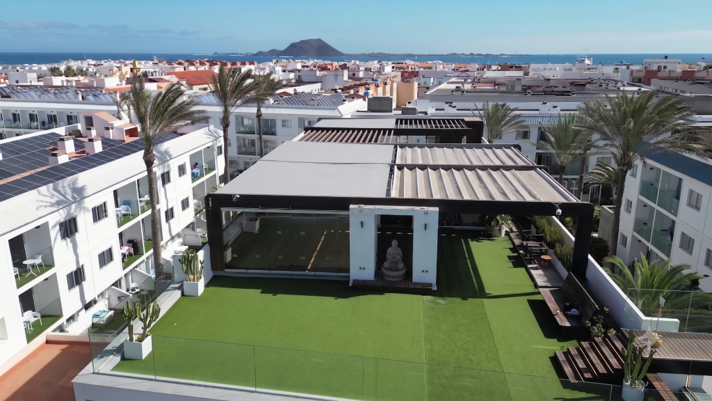 Vista aérea del rooftop de Endorfina Club dentro de Bristol Sunset Beach en Corralejo.