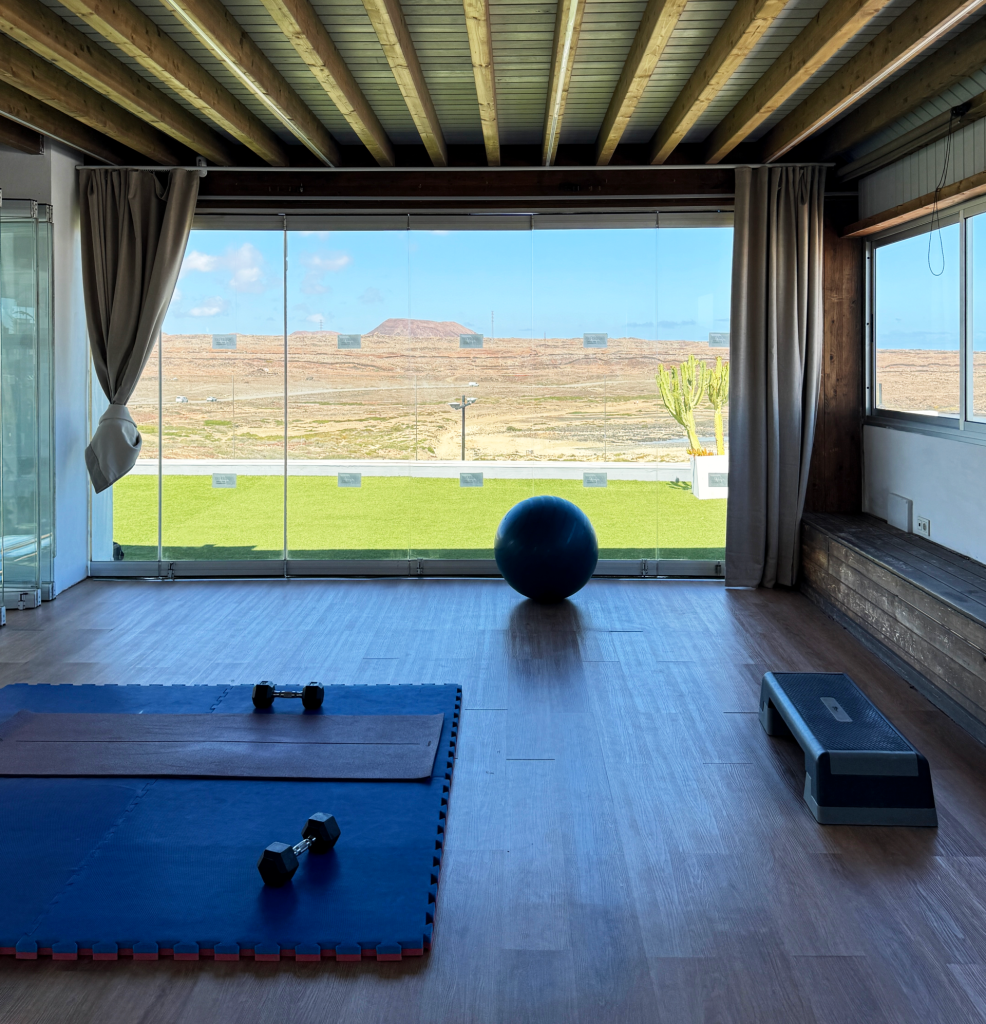 Gym interior acristalado de Endorfina Club con material funcional y vistas al exterior.