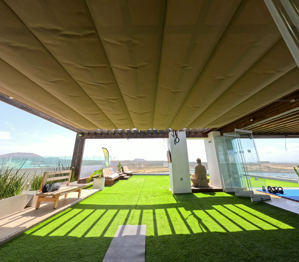 Terraza lateral cubierta de Endorfina Club conectada con el gym interior.