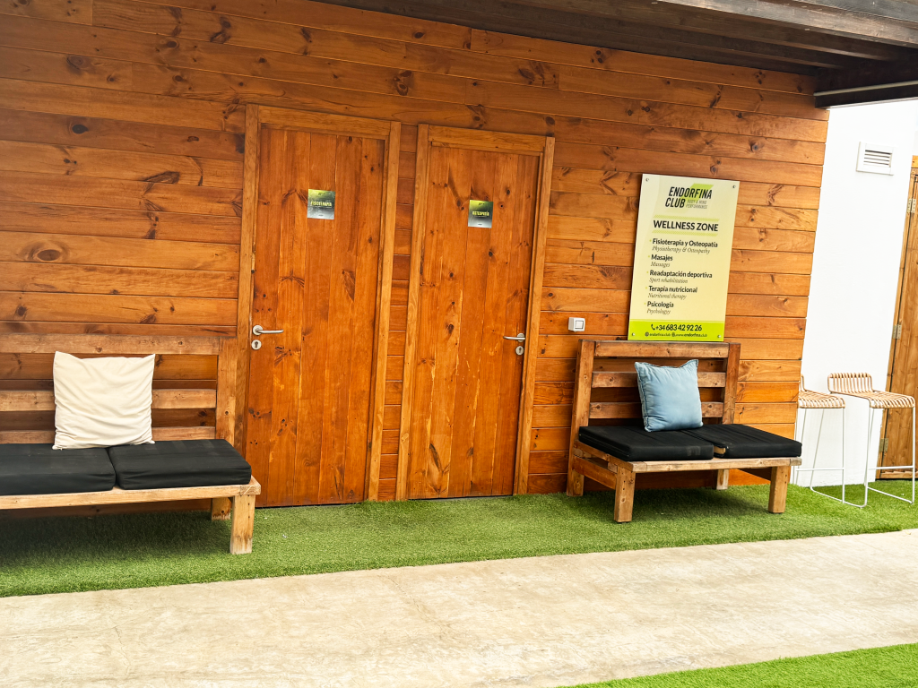 Entrada a las cabinas wellness de Endorfina Club para fisioterapia, osteopatía y masajes.